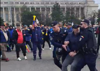 Luat pe sus de jandarmi de la protestul minerilor