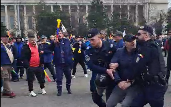 Luat pe sus de jandarmi de la protestul minerilor