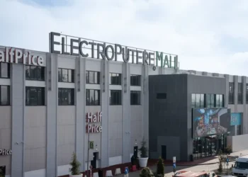 Scenă de film în parcarea Electroputere Mall. Un bărbat a fost alergat și lovit cu o coadă de mătură în cap