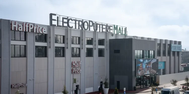 Scenă de film în parcarea Electroputere Mall. Un bărbat a fost alergat și lovit cu o coadă de mătură în cap