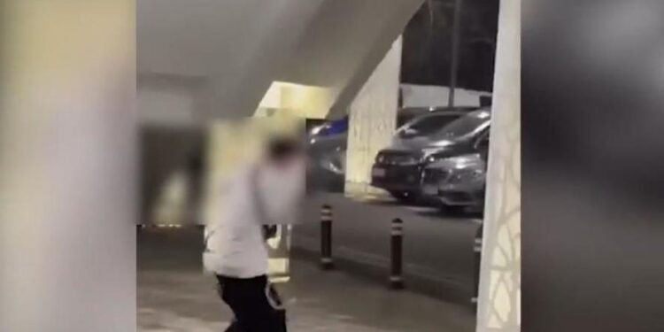 Percheziții la adolescentul din Craiova care a tras cu pistolul într-o parcare de mall