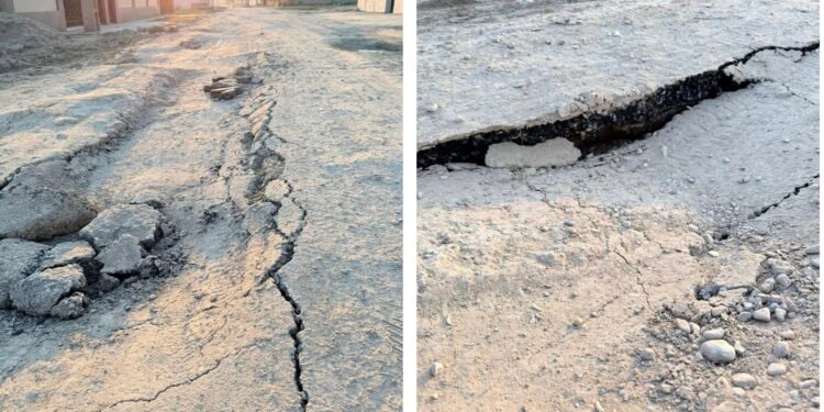 Stradă distrusă după iarnă. Oamenii spun că se poate intra doar cu tractorul