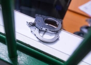 Trei agenți de pază, SĂLTAȚI de poliție dintr-un mall din Craiova