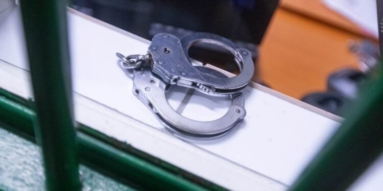 Trei agenți de pază, SĂLTAȚI de poliție dintr-un mall din Craiova