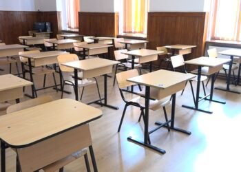 Elevă nevoită să sune la 112, din sala de clasă