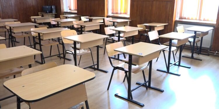 Elevă nevoită să sune la 112, din sala de clasă