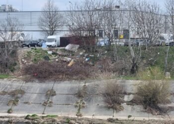 Un restaurant de pe malul Jiului aruncă gunoaie în râu