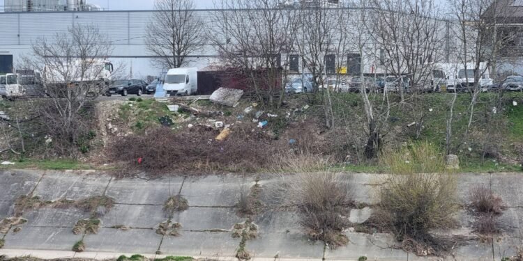 Un restaurant de pe malul Jiului aruncă gunoaie în râu