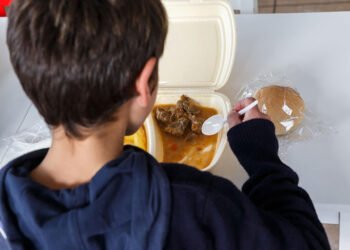 Controverse uriașe la Târgu Jiu. Firmele se bat pe masa caldă pentru elevi!