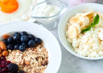 Secretul dimineților pline de energie nu stă în cafea, ci în farfurie!