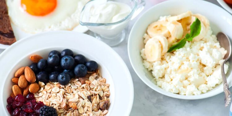 Secretul dimineților pline de energie nu stă în cafea, ci în farfurie!