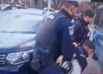 Miner în salopetă, luat târâș de jandarmi și dus la dubă