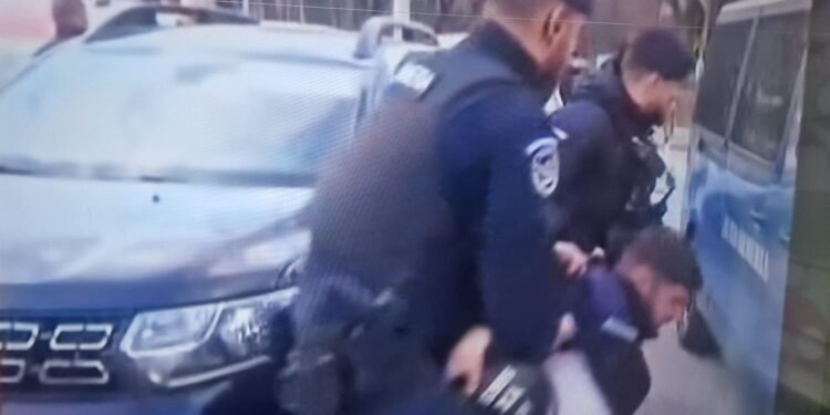 Miner în salopetă, luat târâș de jandarmi și dus la dubă