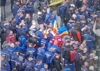 Bucureștenii vor să fraternizeze cu minerii, dar nu sunt lăsați