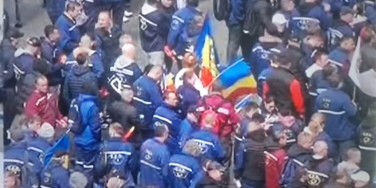 Bucureștenii vor să fraternizeze cu minerii, dar nu sunt lăsați