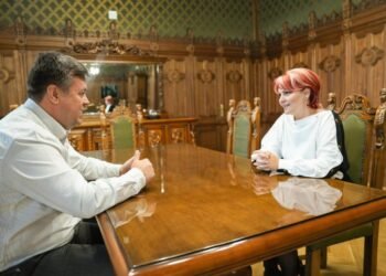 Reforma e vrăjeală. Primarii din Craiova și Târgu Jiu nu fac concedieri!