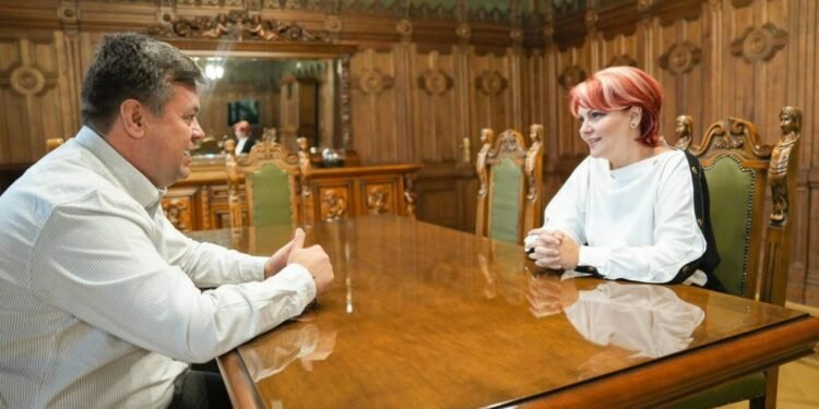 Reforma e vrăjeală. Primarii din Craiova și Târgu Jiu nu fac concedieri!