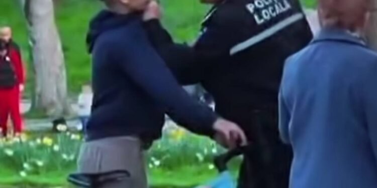 Adolescent bruscat de un polițist local în Parcul Romanescu