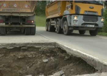 Drum din Gorj, în pericol de prăbușire: groapă de câțiva metri pe ruta Motru–Slivilești. Risc pentru trafic și costuri noi din bani publici