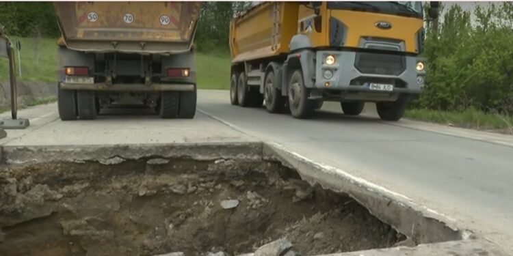 Drum din Gorj, în pericol de prăbușire: groapă de câțiva metri pe ruta Motru–Slivilești. Risc pentru trafic și costuri noi din bani publici