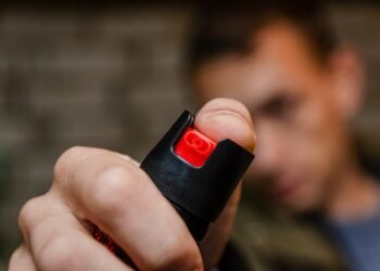 Puștiul care a dat cu spray lacrimogen în Promenada a fost reținut