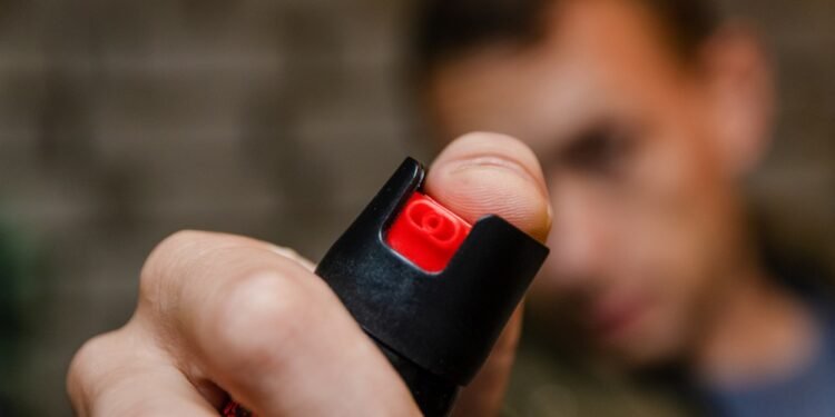 Puștiul care a dat cu spray lacrimogen în Promenada a fost reținut