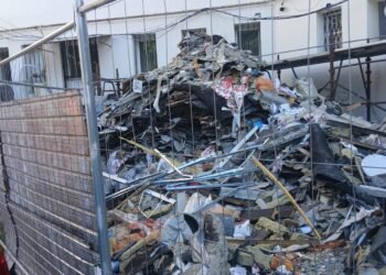 Deșeuri periculoase, abandonate lângă un liceu din Târgu Jiu. Constructor amendat!