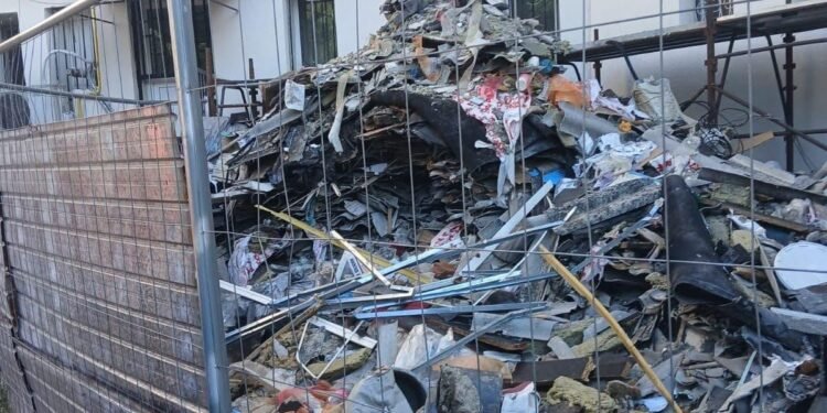 Deșeuri periculoase, abandonate lângă un liceu din Târgu Jiu. Constructor amendat!