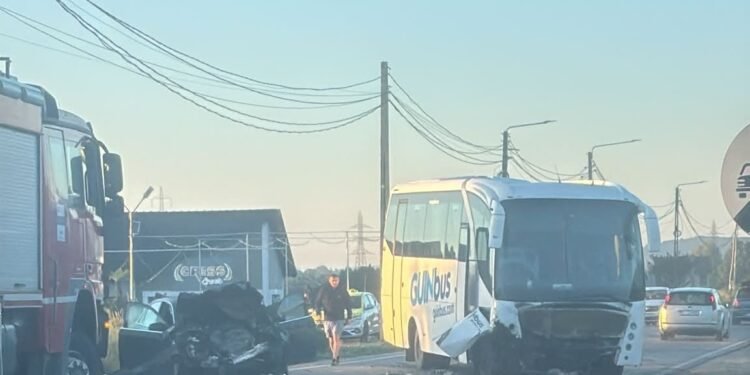 Autobuz lovit de mașină, lângă Motru