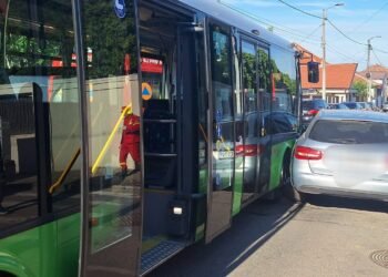 Mașină izbită de autobuz, un fost polițist nu a oprit la STOP