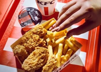 Tânără mamă, prinsă cu „droguri” ascunse în ambalaje KFC pentru iubitul arestat!