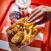 Tânără mamă, prinsă cu „droguri” ascunse în ambalaje KFC pentru iubitul arestat!