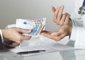 Asistentă din Craiova, șpagă pentru pensie pe caz de boală! Promitea „pile” la comisie și cerea mii de euro