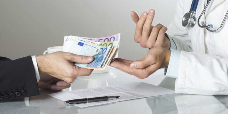 Asistentă din Craiova, șpagă pentru pensie pe caz de boală! Promitea „pile” la comisie și cerea mii de euro