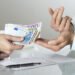 Asistentă din Craiova, șpagă pentru pensie pe caz de boală! Promitea „pile” la comisie și cerea mii de euro