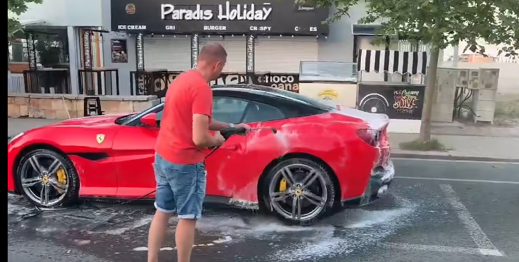 Val de ironii la adresa unui afacerist gorjean: „Fiță era dacă o spăla cu Moët și o clătea cu apă micelară!”