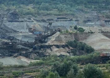 Panică în carieră. Un milion de metri cubi de pământ au luat-o la vale și au înghițit un excavator uriaș