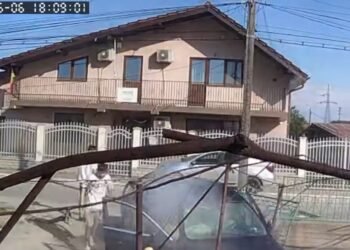 BMW scăpat de sub control! Șoferul a făcut curse pe străzi înainte să intre cu mașina într-o poartă
