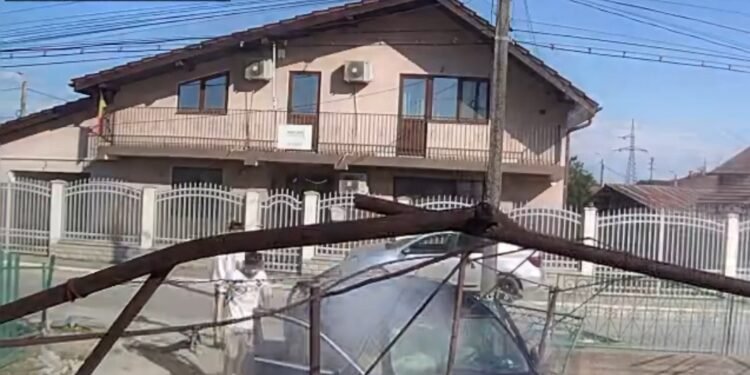 BMW scăpat de sub control! Șoferul a făcut curse pe străzi înainte să intre cu mașina într-o poartă