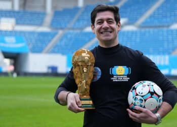 Un tânăr din Craiova a construit trofeul World Cup din piese LEGO