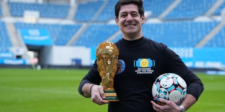 Un tânăr din Craiova a construit trofeul World Cup din piese LEGO