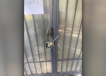 Obligați să treacă printr-un magazin ca să ajungă acasă. Un vecin a pus lacăt pe singura cale de acces către bloc