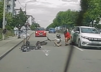 Copii pe trotinetă, sub roțile mașinii