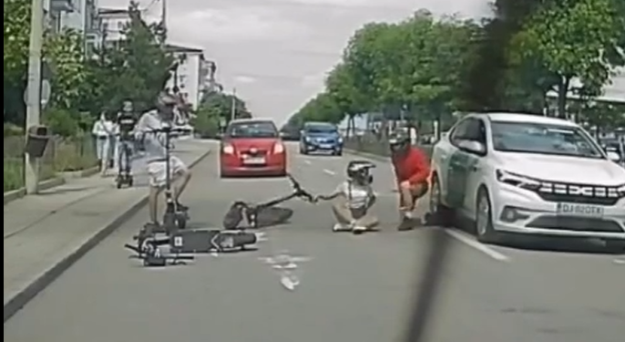 Copii pe trotinetă, sub roțile mașinii