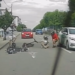 Copii pe trotinetă, sub roțile mașinii