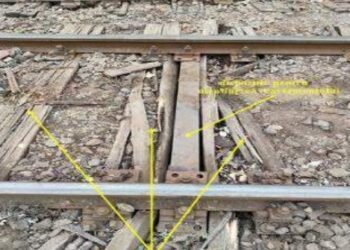Tren deraiat la Craiova. Șine vechi de peste 40 de ani și traverse putrede!