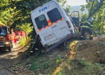 Microbuz cu fotbaliști, izbit de copac. Ropotan resuscitat. Un deces!