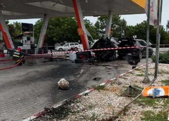 Două mașini au zburat într-o benzinărie după o depășire riscantă