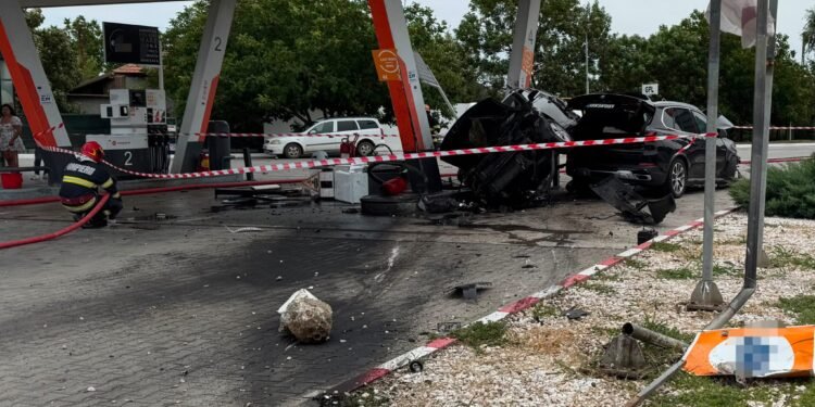Două mașini au zburat într-o benzinărie după o depășire riscantă