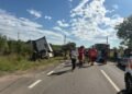 Impact violent între un TIR și un autoturism în Gorj! O persoană a rămas încarcerată